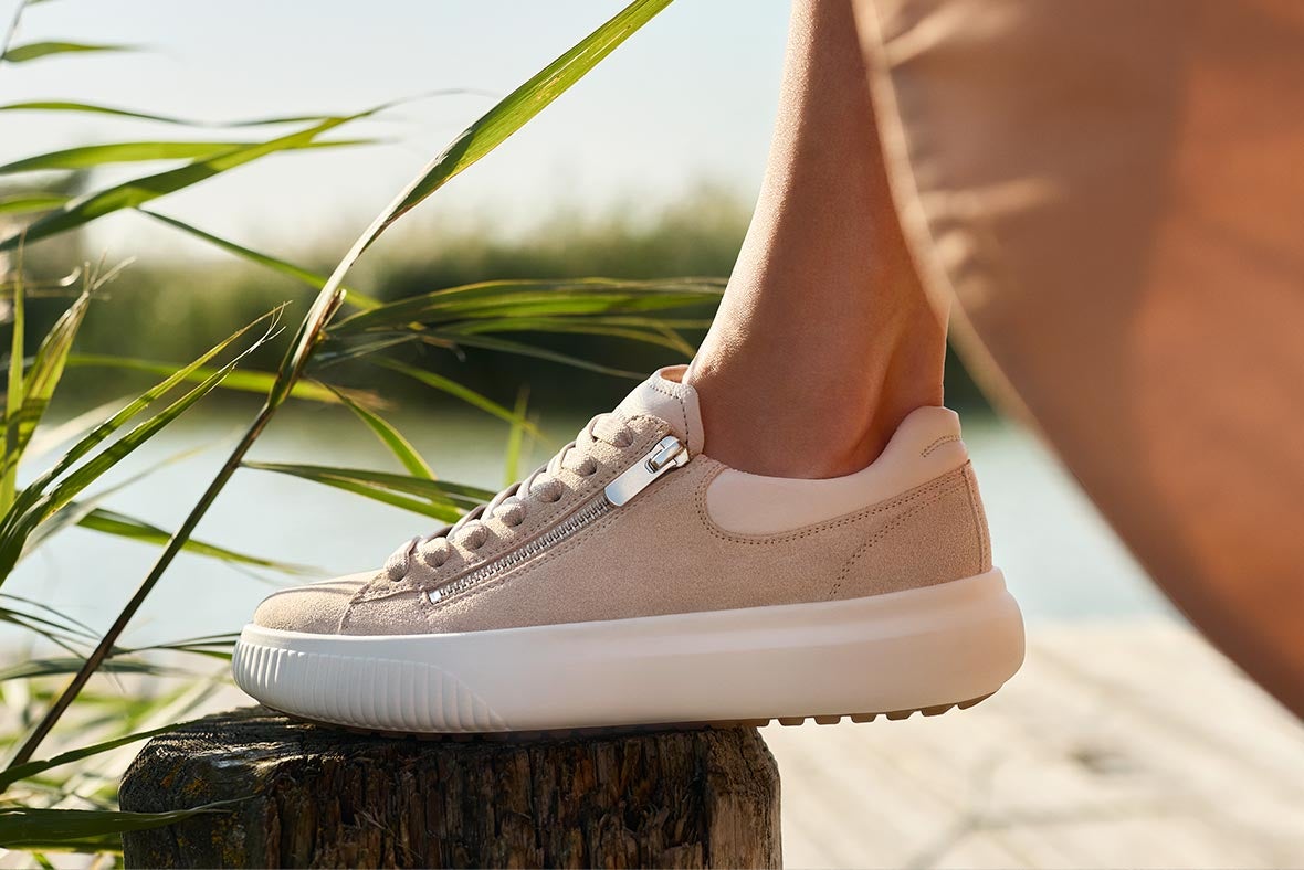 legero Woman T4 JUMP Sneakers low with Zip - Colour: Beige legero Woman T4 JUMP Sneakers low with Zip - Material: Suede - Colour: Tasso