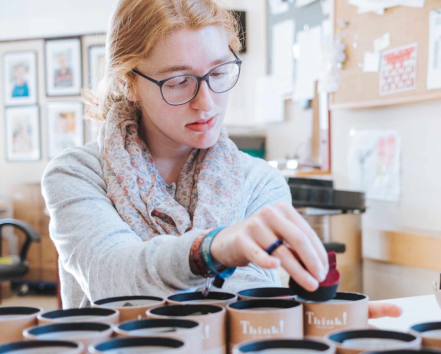 Personalised products from Lebenshilfe - handmade with a personal touch Employee of Lebenshilfe Oberösterreich signs a handmade Think! product