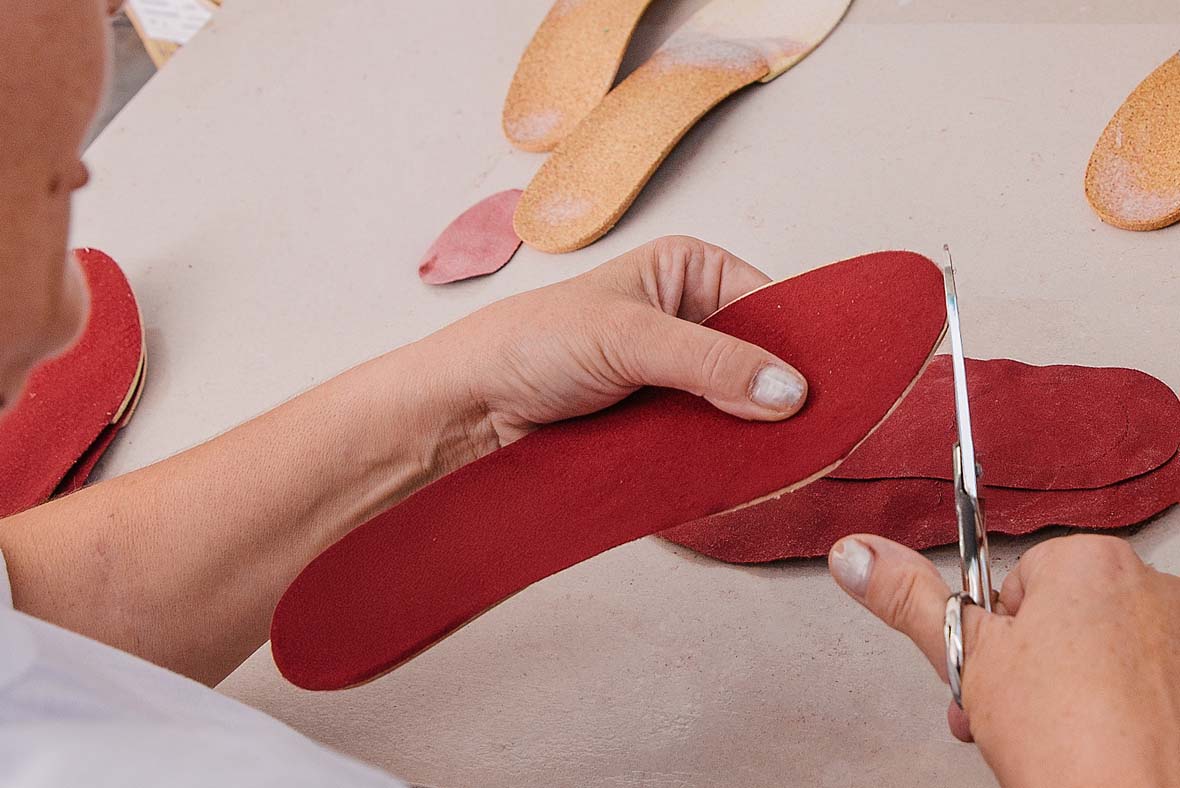 Handgefertigte Think!  Schuhe – Präzise Verarbeitung eines Lederschuhs