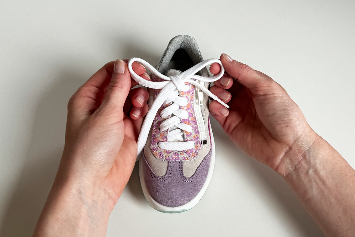 Tying shoelaces using the bunny ears technique, step 3: Cross bunny ears