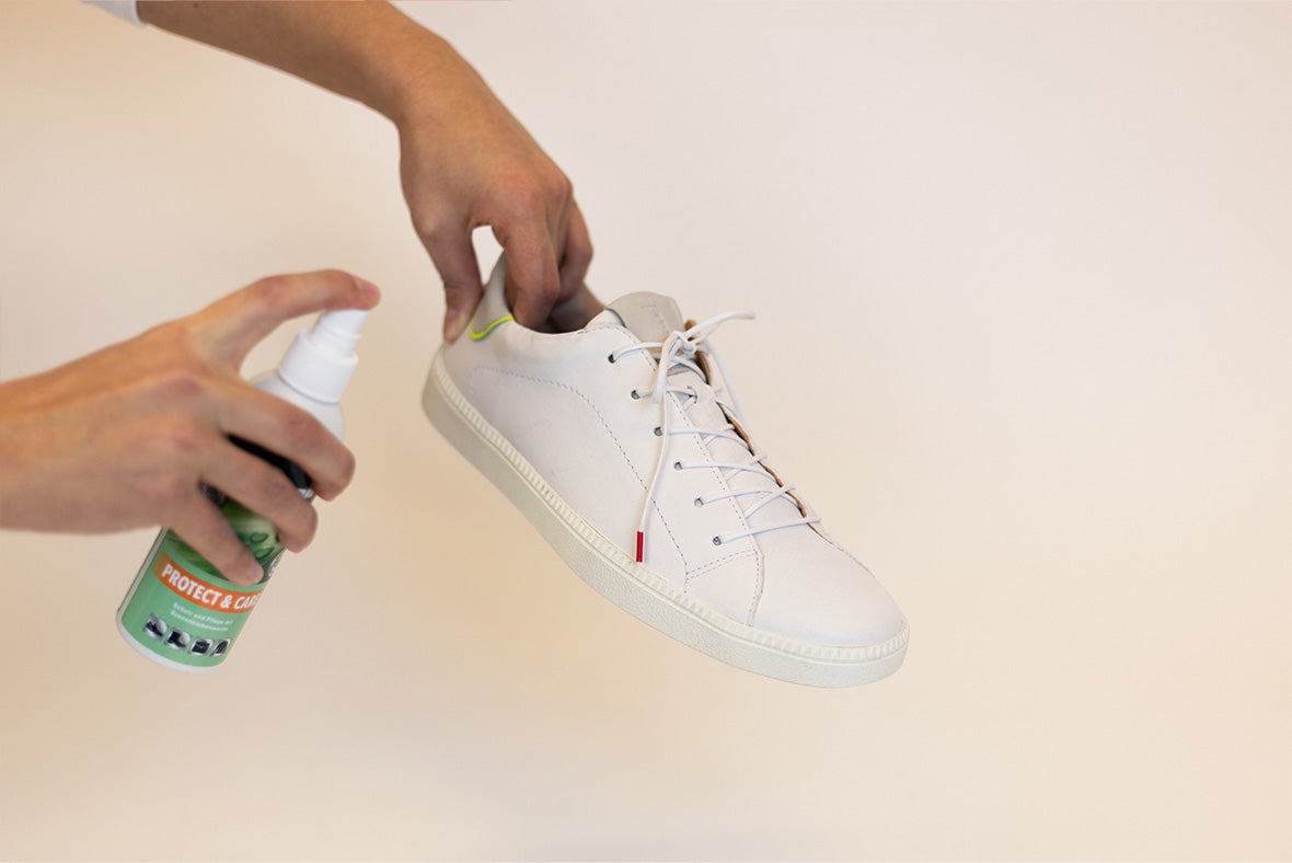 Waterproofing leather shoes Step 3: Spray smooth leather shoes Waterproofing leather shoes Step 3: Spray smooth leather shoes