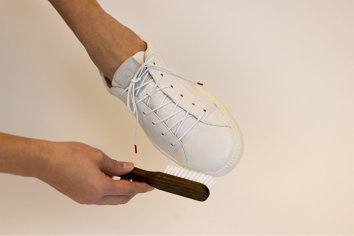 Waterproofing leather shoes Step 1: Clean smooth leather shoes with bust Waterproofing leather shoes Step 1: Clean smooth leather shoes with bust