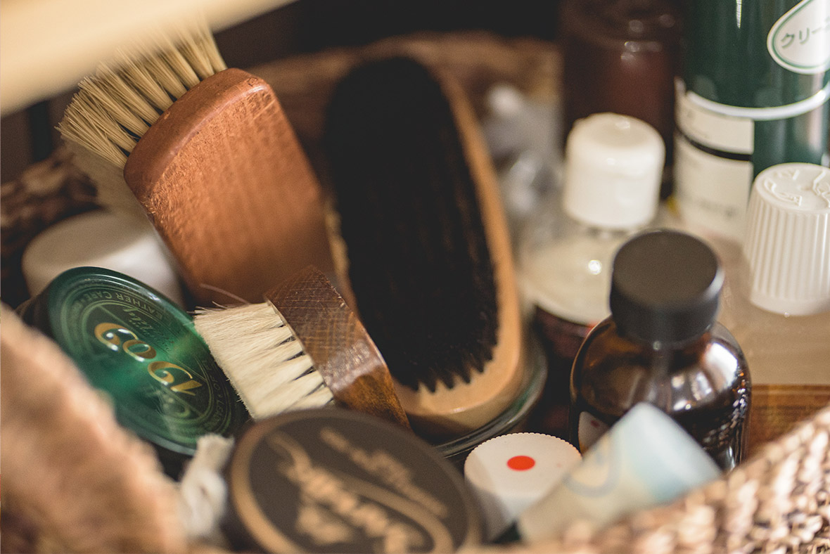 Care set for leather shoes with brushes, shoe polish and care products