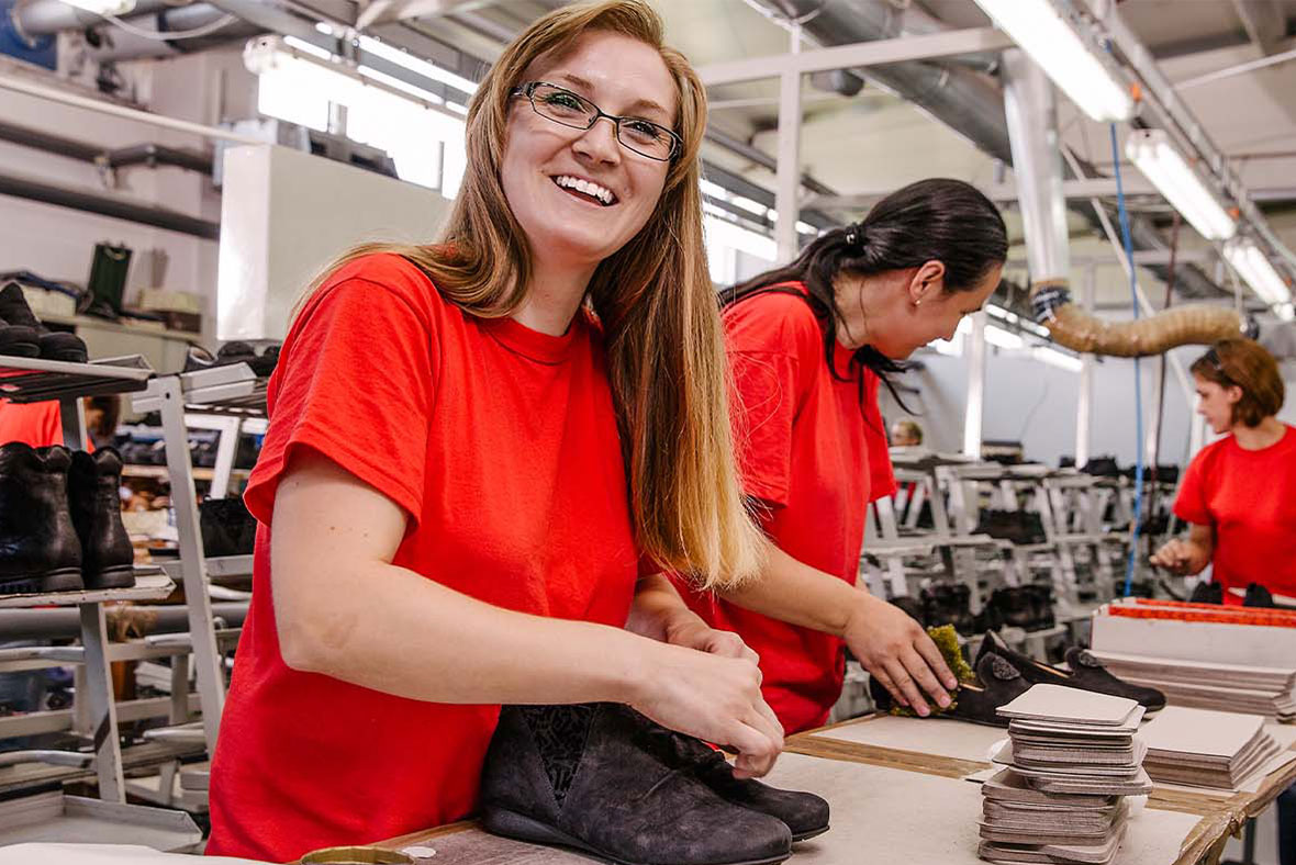 Think! Schuhe – Mitarbeiterinnen in einer europäischen Produktionsstätte bei der Schuhherstellung