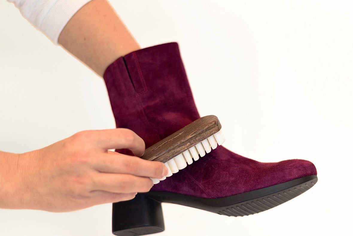 Waterproofing leather shoes Step 1: Clean suede with a brush Waterproofing leather shoes Step 1: Clean suede with a brush