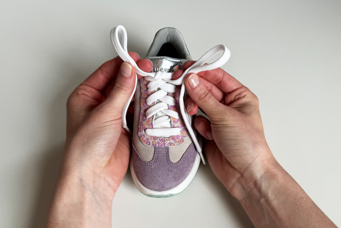 Tying shoelaces using the rabbit ear technique, step 5: Tighten the bow