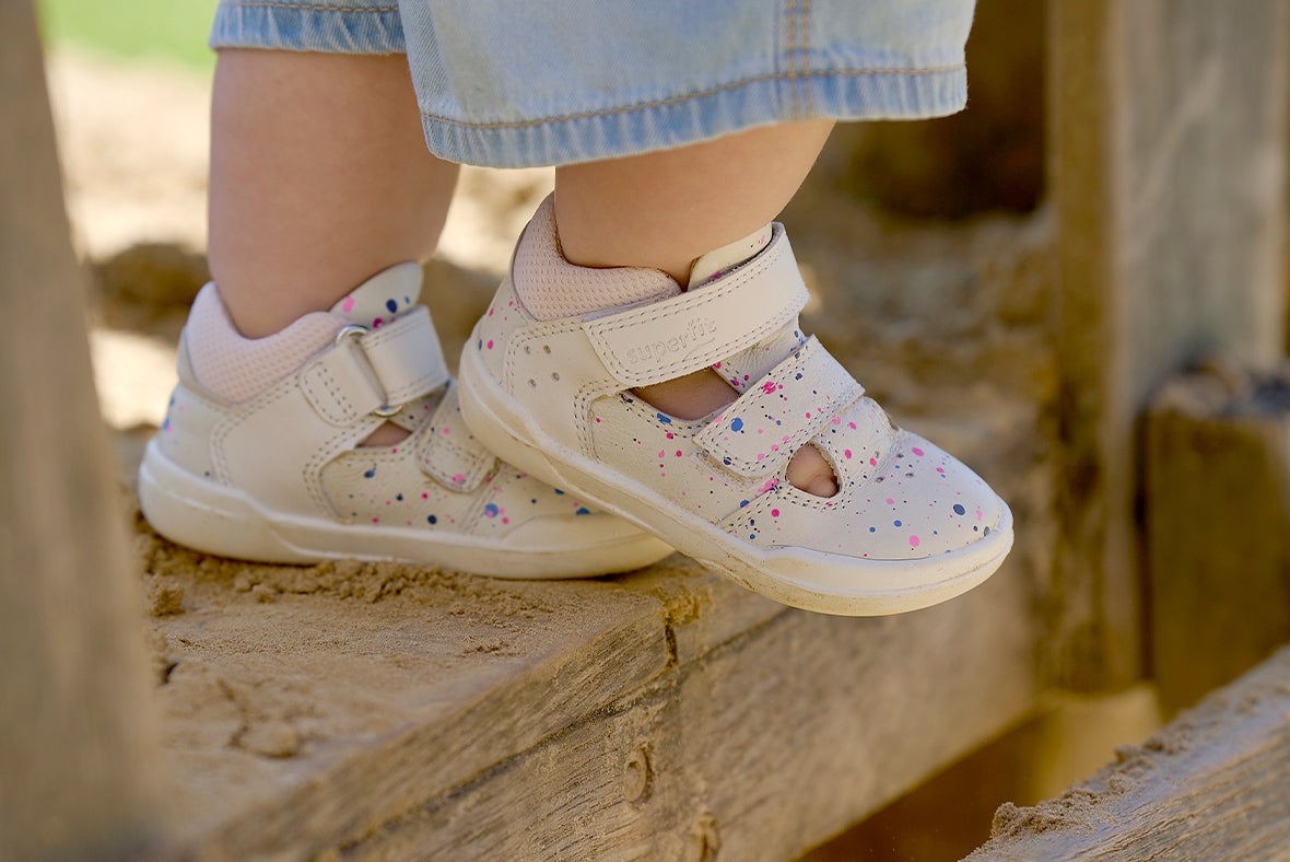 superfit Girls SUPERFREE Sandal with Velcro Fastener - Colour: White superfit Girls SUPERFREE Sandal with Velcro Fastener - Material: Effect Leather - Colour: White/Pink