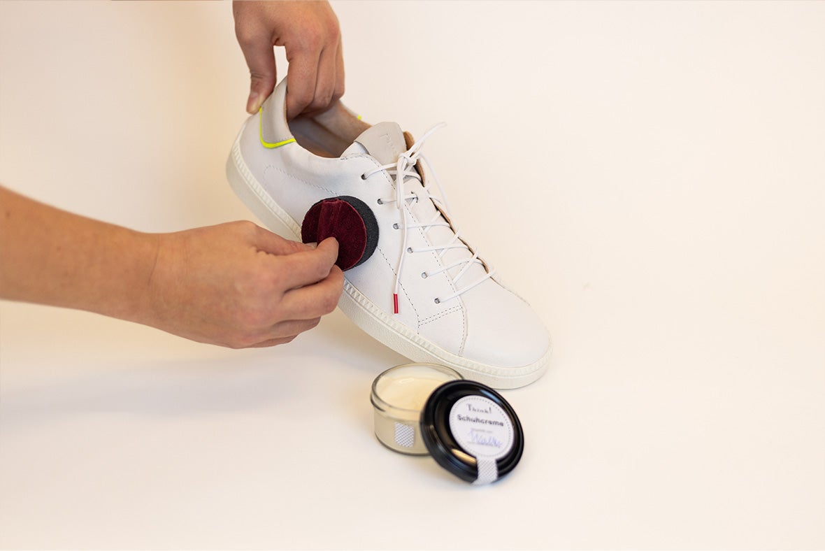 Waterproofing leather shoes Step 2: Treat smooth leather shoes with shoe polish Waterproofing leather shoes Step 2: Treat smooth leather shoes with shoe polish