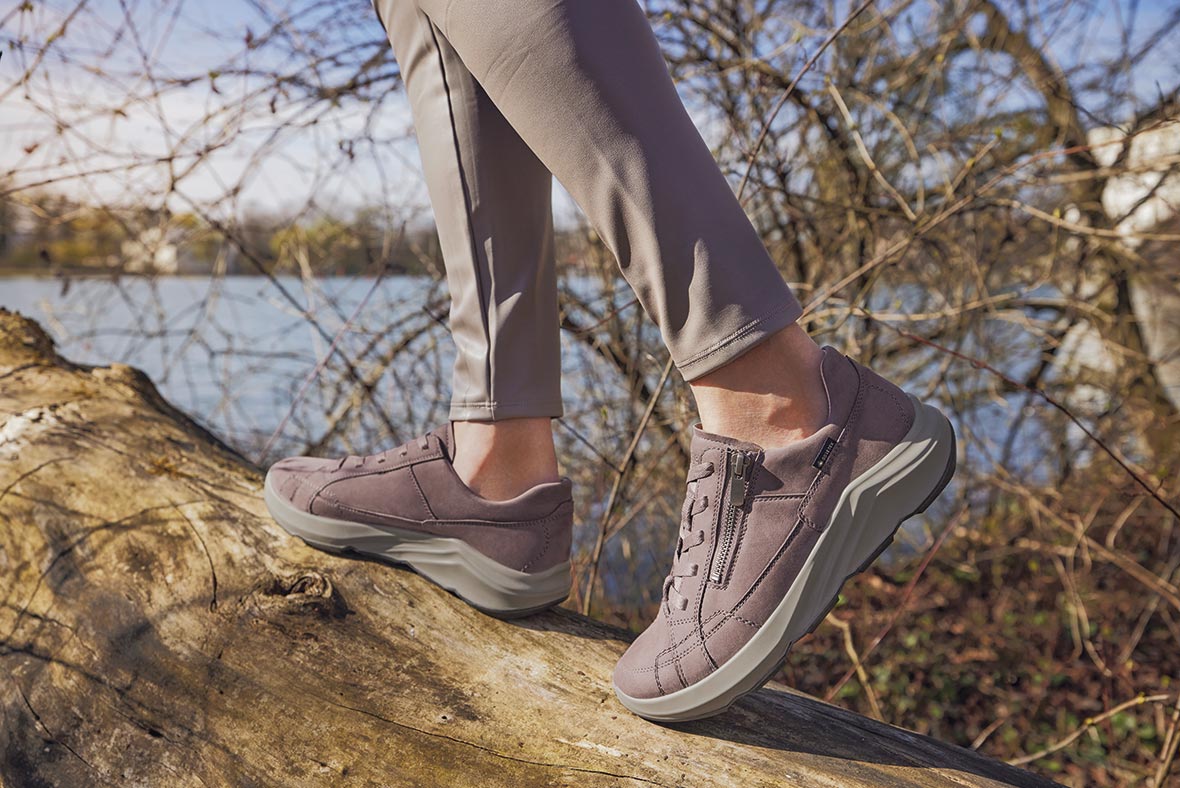 legero Woman BLISS Sneakers low with lacing - Color: Purple legero Woman BLISS Sneakers low with lacing - Material: Nubuck leather - Color: Dark Clay