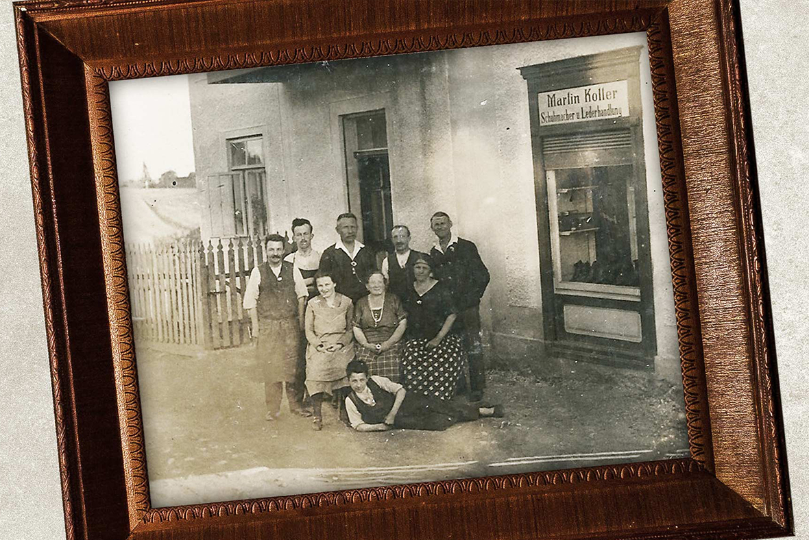  Historisches Foto der Familie Koller – Vorfahren des Think! Gründers Martin Koller vor einem Schuhgeschäft