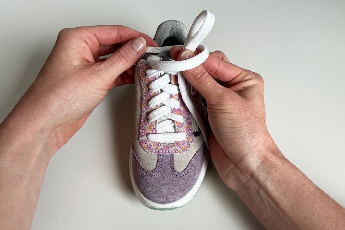 Tying shoelaces using the tree technique, step 1 Tying shoelaces using the tree technique from step 1: Preparation