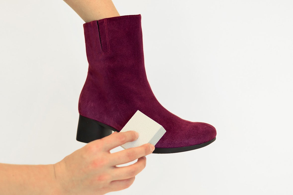 Impregnating leather shoes Step 2: Roughening suede shoes Impregnating leather shoes Step 2: Roughening suede shoes