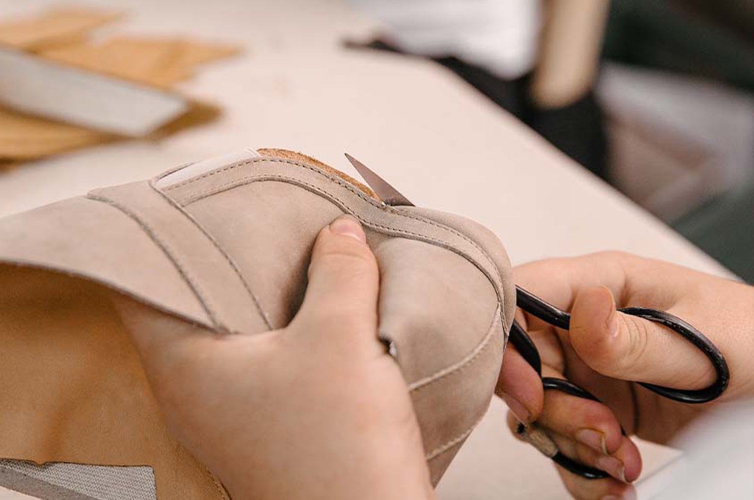 Handarbeit Think! Schuhe – Präzise Herstellung hochwertiger Lederschuhe Handgefertigte Think!  Schuhe – Präzise Verarbeitung eines Lederschuhs