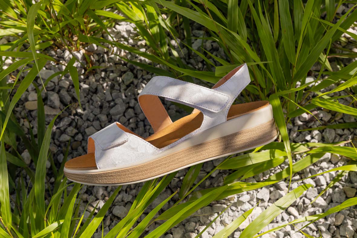 Think! Woman MEGGIE Strap sandal with Velcro Fastener - Colour: Brown - Material: Effect leather