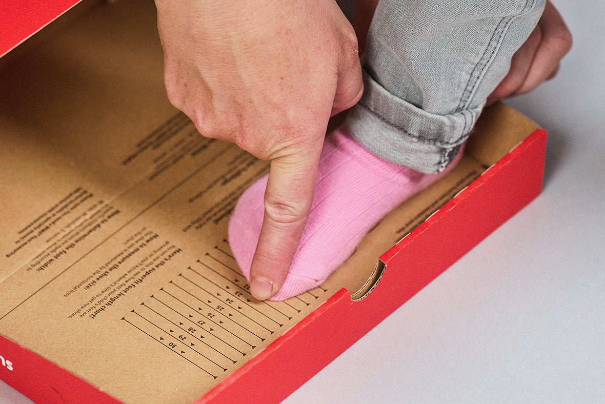 superfit Ratgeber: Richtige Schuhgröße für Kinder wählen - Messschablone Schuhverpackung Fußmessung mit der superfit Messschablone aus der Schuhverpackung zur Bestimmung der richtigen Schuhgröße