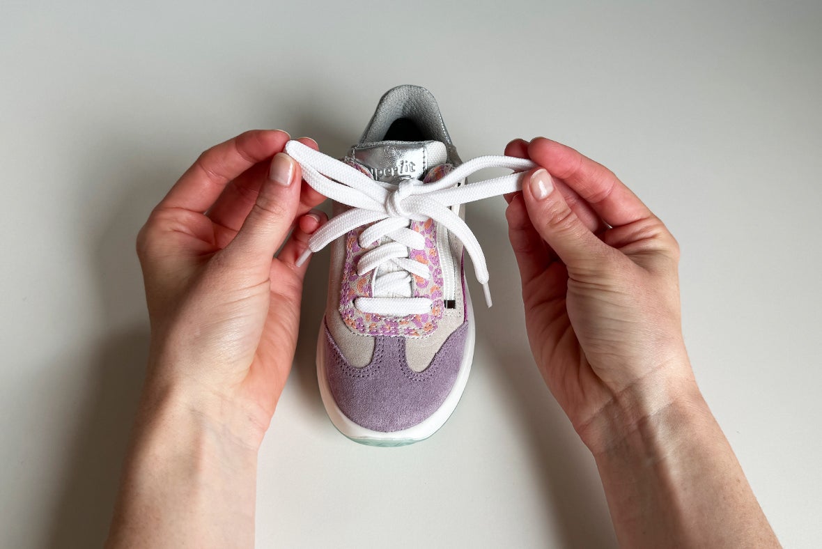 Tying shoelaces using the bunny ears technique, step 4 Tying shoelaces using the bunny ears technique, step 4: Through the loop