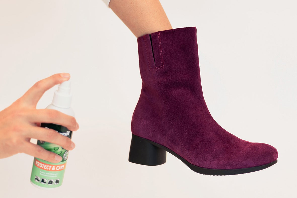 Impregnating leather shoes Step 1: Clean suede with a brush Impregnating leather shoes Step 1: Clean suede with a brush