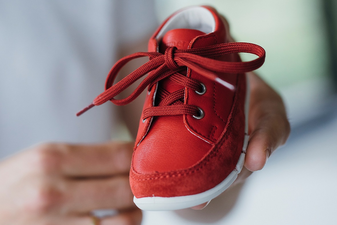 Children's shoe with tied laces – Guide for parents and children on how to tie shoes