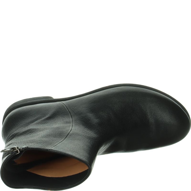 Think AGRAT 2  - Material: Leather in Black